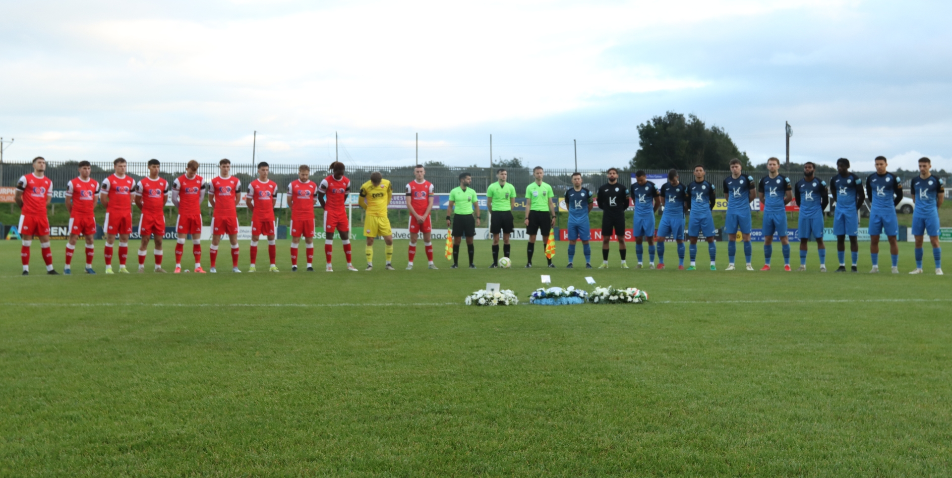 Both sides observe a minuets applause prior to kick-off in memory of the late Ollie Horgan, who passed away on Thursday. Photo: Thomas Gallagher