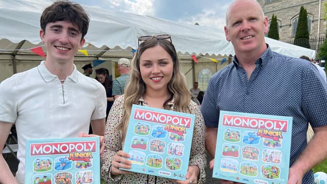 Seosamh Mac Seoin, Áine Ní Éanaí - Siopa Údar agus Pádraig Mac Grianna - COGG ag seoladh Monopoly Junior as Gaeilge