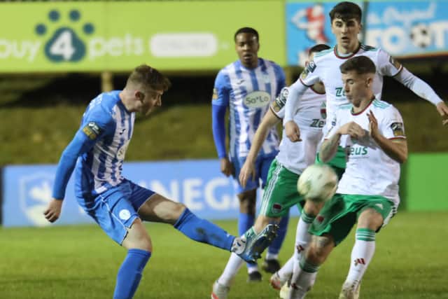 Max Hutchison came in for the injured Aaron McLaughlin in the only enforced change made by Harps boss Darren Murphy with Makinson given the nod to play having been rated as doubtful in the build-up.