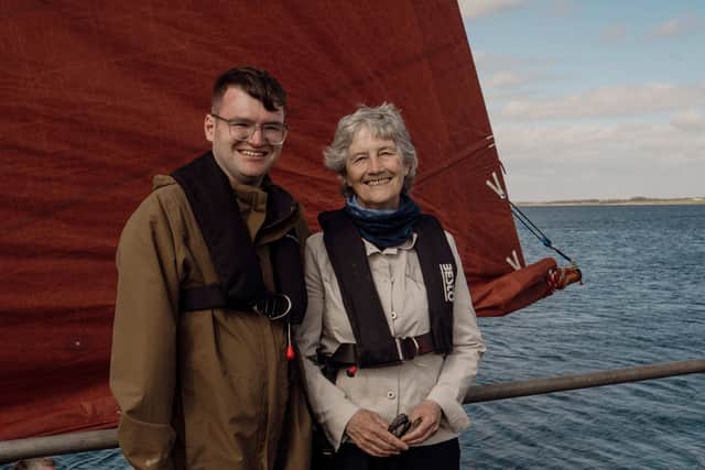 We get an insider perspective on some of the most fun-filled events in the country through the eyes of Hugh Carr, all the while he is in pursuit of Croí na Féile. Produced by Strident Media Limited with funding from TG4 and Northern Ireland Screen's Irish Language Broadcast Fund.