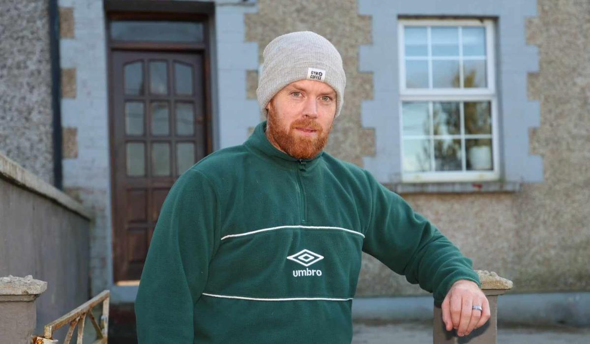 Un hombre que vive con ratas en una casa húmeda está enojado con la