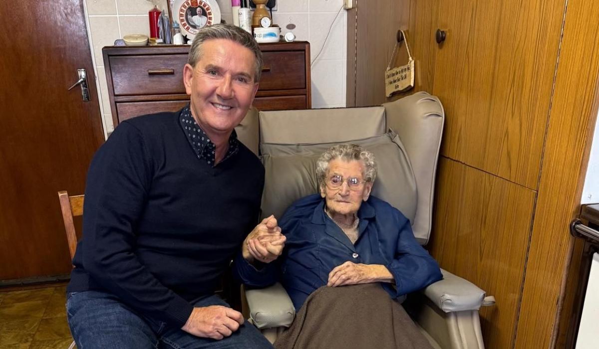 'Such a pleasure to meet her' - Daniel O'Donnell visits Ireland's oldest citizen
