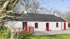 Adorable Alder cottage where you can lean over the half door and draw water from a well