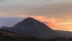 Is fiú go mór éisteacht leis an tsraith úr ar chúrsaí logainmneacha