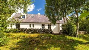 A residence built by a baron that ensures complete privacy comes onto the market