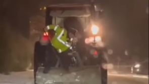 Video: Garda Síochána and local farmers team up to get Buncrana moving in the snow