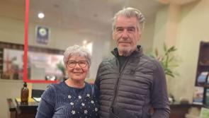 Pierce Brosnan ag caitheamh ama i nGaeltacht Ghaoth Dobhair 