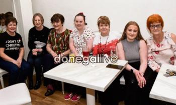 In pictures:&nbsp; Great turn-out for Christmas jumper night in the Plaza, Buncrana