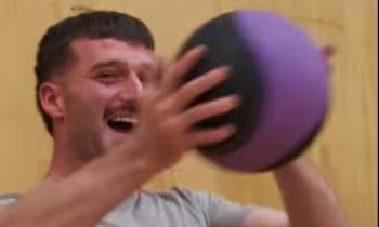 Watch: Donegal men on the move show how to 'Keer her lit' on RT&Eacute;