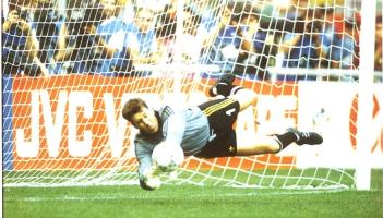 1990: Packie Bonner's save sends Ireland through to World Cup quarter-finals