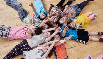 Cruinni&uacute; na n&Oacute;g, l&aacute; cruthaitheach do ph&aacute;ist&iacute; agus do dhaoine &oacute;ga