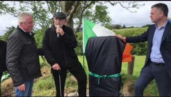 L&eacute;acht cuimhneach&aacute;in t&oacute;gtha i nd&iacute;lchuimhne bean a bh&iacute;  tiomanta agus cr&oacute;ga 