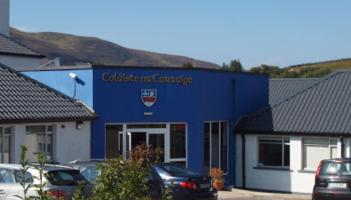 Sc&eacute;al sp&oacute;irt Scoile 1950-2020&nbsp;a sheoladh i gCol&aacute;iste na Carraige