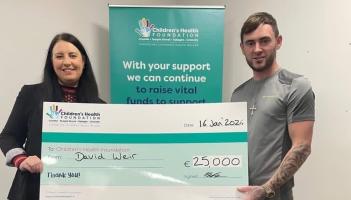 David Weir hands over &euro;25,000 fight cheque winnings to Crumlin Children&rsquo;s Hospital