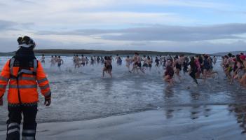 Narin New Year's Day swim raises more than&nbsp; &euro;3,000 for local causes