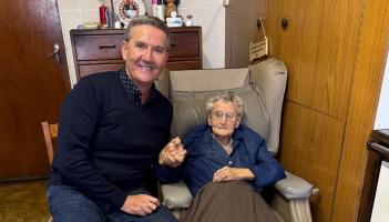 'Such a pleasure to meet her' - Daniel O'Donnell visits Ireland's oldest citizen
