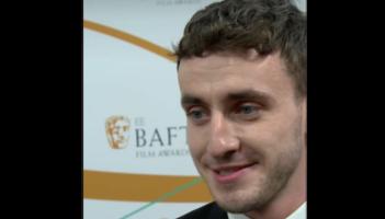 Donegal presenter interviews Paul Mescal i nGaeilge ag na BAFTAs