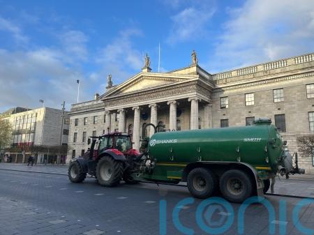 Government wins confidence motion but loses junior minister