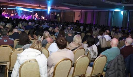 In pictures: On&oacute;ir headline Buncrana&nbsp; fundraising concert in aid of two families