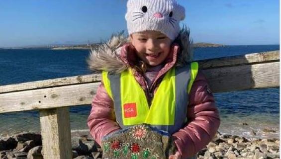 Club leaders inspire children to paint positive messages on shore rocks