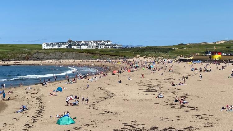 Tragedy averted as passer-by rescues mum and daughter from rough Bundoran waves