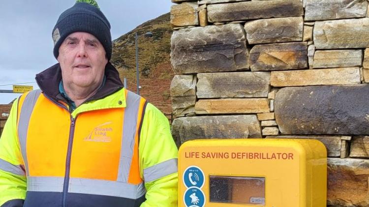 &lsquo;Life-saving defibrillator&rsquo; installed at Sliabh Liag Car Park