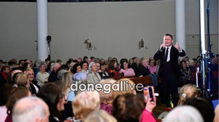 Concert by country star raises &euro;6,500 for renowned Donegal church