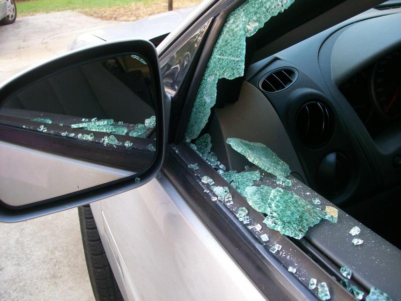 Car broken into on busy Donegal beach