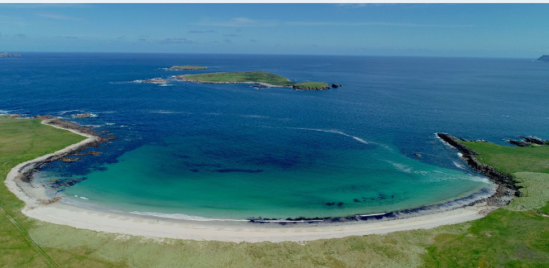 Inis B&oacute; Finne on the crest on the wave 