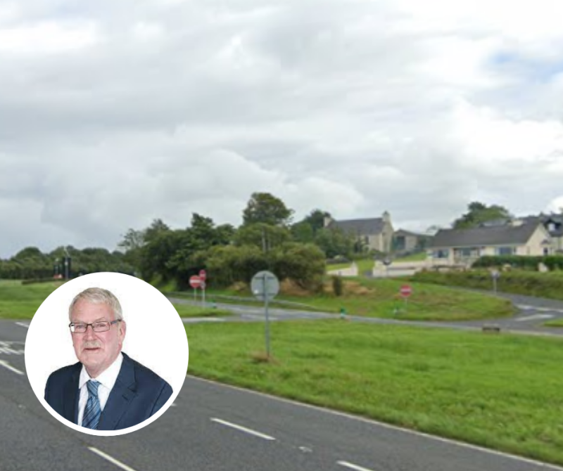 Lack of crash barrier placing pedestrians in danger near busy junction