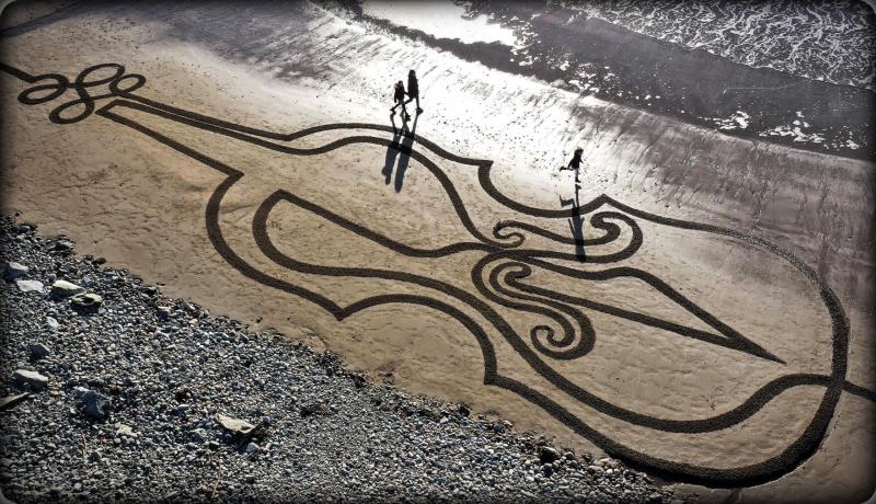 Artist turns beach into stunning tribute to Ashling Murphy 
