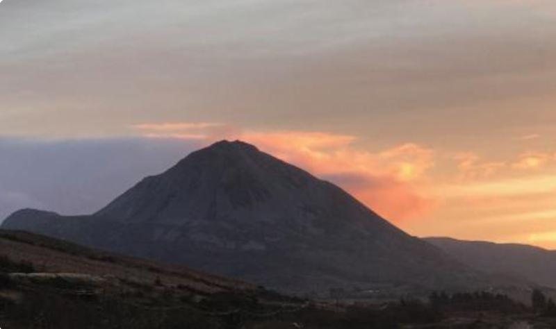 Is fiú éisteacht leis an tsraith úr ar chúrsaí logainmneacha