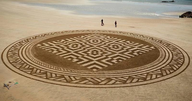 Fabulous festival programme with boat trips, barbecue, and sand artist Manu