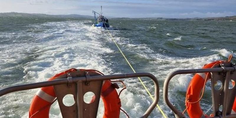 Fishing boat towed to safety by Lough Swilly RNLI