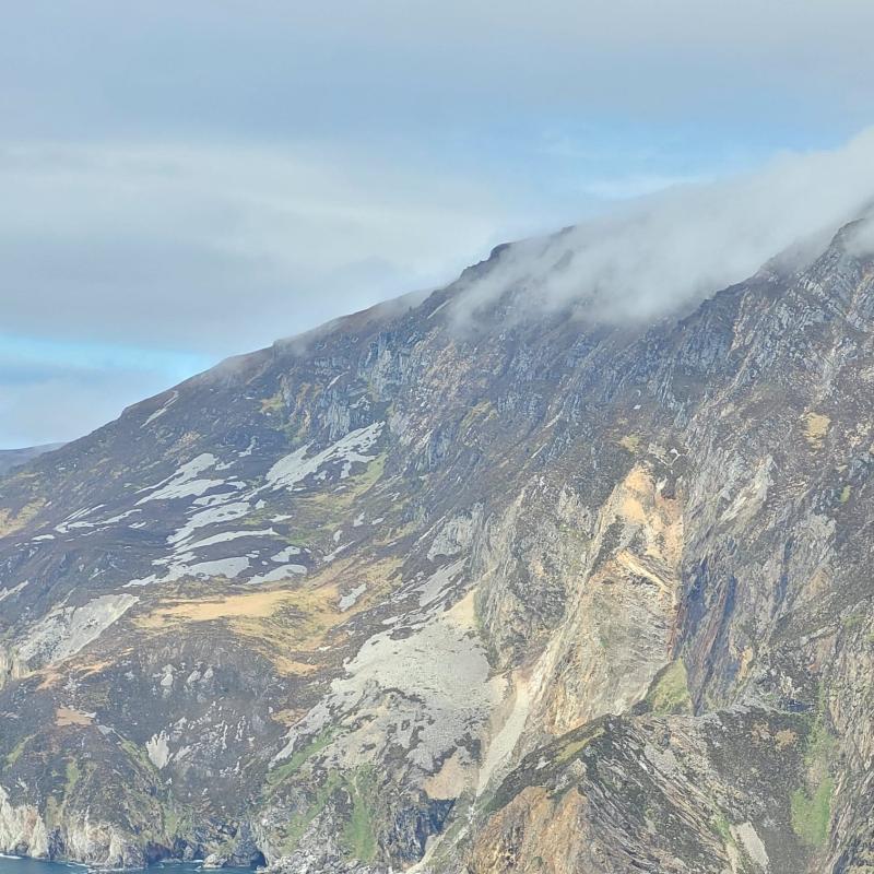 Person gets lost in fog at top of Slieve League 