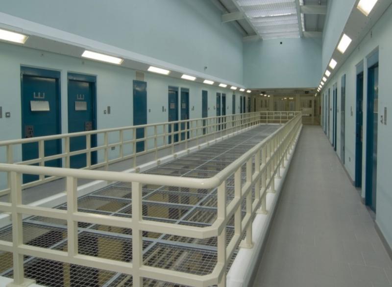 Murderer threat to slit a prison officer’s throat