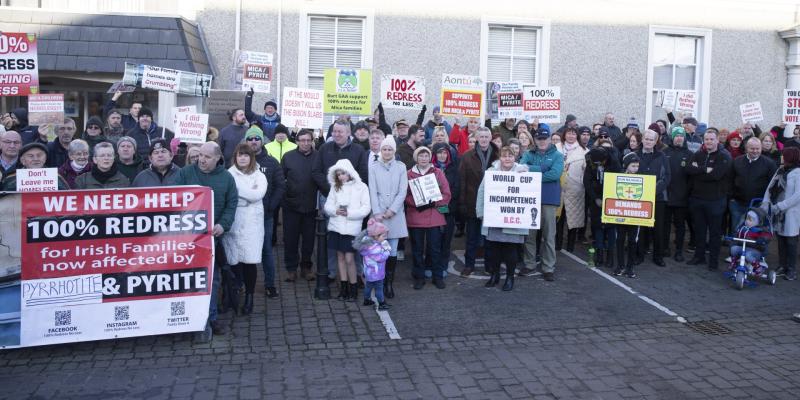 Thousands on their way from Donegal to Dublin for mica protest