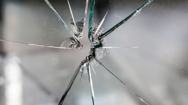 Window smashed at Buncrana house with perpetrator fleeing the scene 