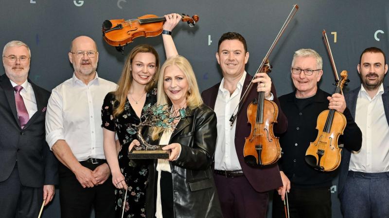 Cairdeas na bhFidiléirí receive Outstanding Contribution Award at Gradam Ceoil