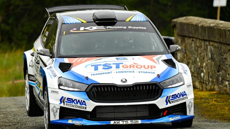 Champion Callum Devine makes up ground but Matt Edwards still in driving seat&nbsp;