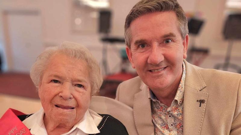 Maggie Nora O'Donnell celebrates her 100th birthday in style at Caisleáin Óir