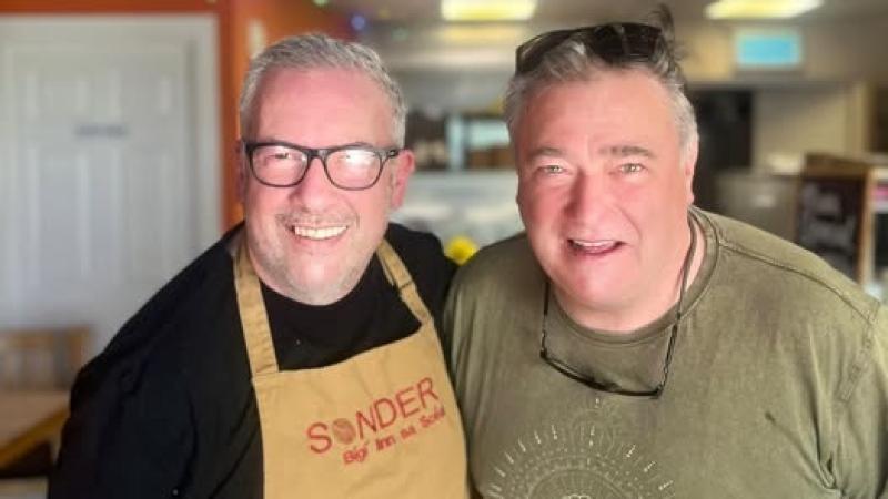 Saw Doctors musician pays a visit to Letterkenny cafe