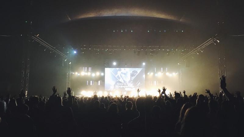 Donegal women sings with ‘unbelievable’ Alanis Morissette on stage at Malahide