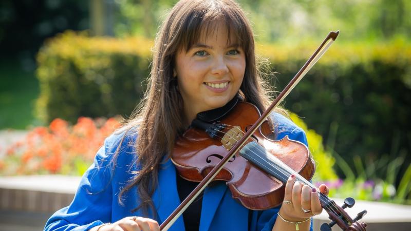 Killybegs fiddle player Éabha McGuinness to present RTÉ Raidió na Gaeltachta series