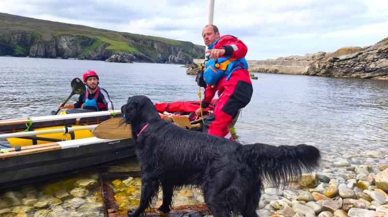 Adventurers from the UK canoeing around Ireland met a new friend in Donegal