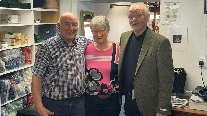 Ghostbusters star Bill Murray visits Eddie Doherty’s Handwoven Tweed in Ardara!