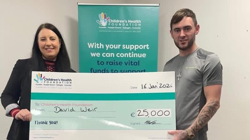 David Weir hands over &euro;25,000 fight cheque winnings to Crumlin Children&rsquo;s Hospital