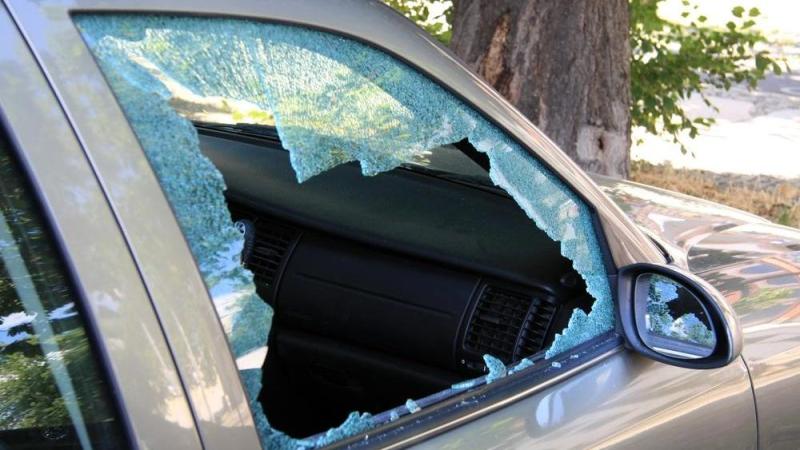 Broken-down vehicle's windows damaged in Donegal Town carpark