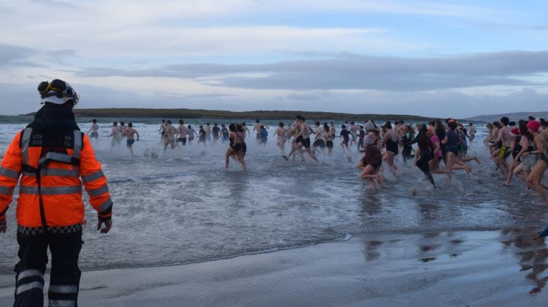 Narin New Year's Day swim raises more than&nbsp; &euro;3,000 for local causes