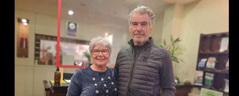 Pierce Brosnan ag caitheamh ama i nGaeltacht Ghaoth Dobhair 